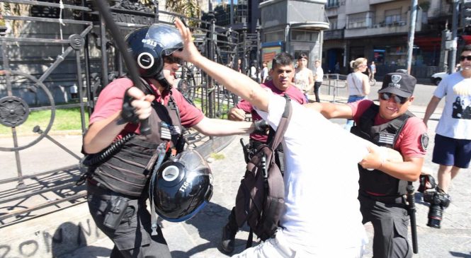 El delito de repartir cuadernos y sacar fotos: La Policía de Larreta reprimió a trabajadores gráficos y de prensa