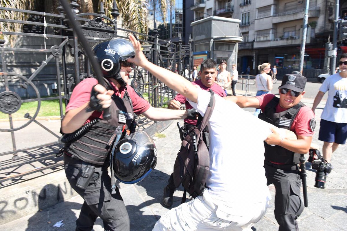 El delito de repartir cuadernos y sacar fotos: La Policía de Larreta reprimió a trabajadores gráficos y de prensa
