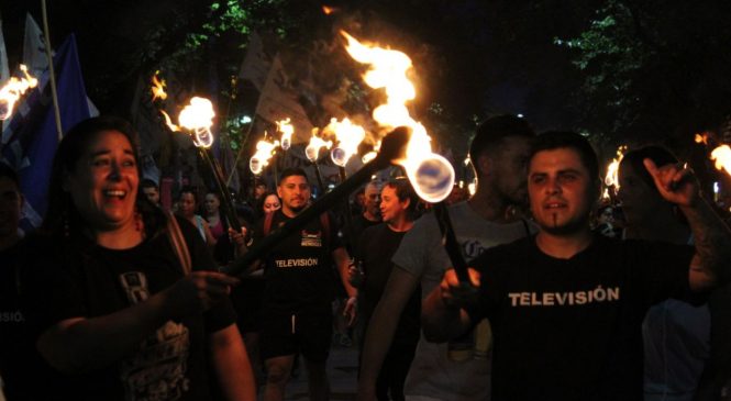 Multudinaria marcha de antorchas en Mendoza contra los tarifazos