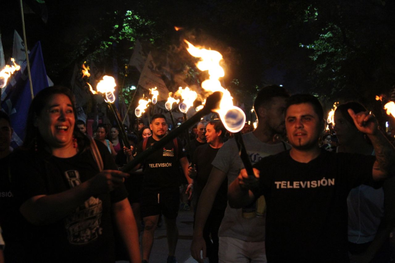 Multudinaria marcha de antorchas en Mendoza contra los tarifazos