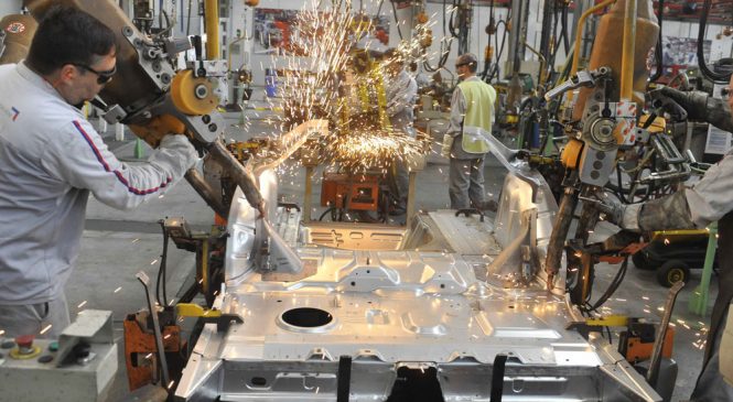 Peugeot suspende por dos meses a todo su personal de la planta de El Palomar