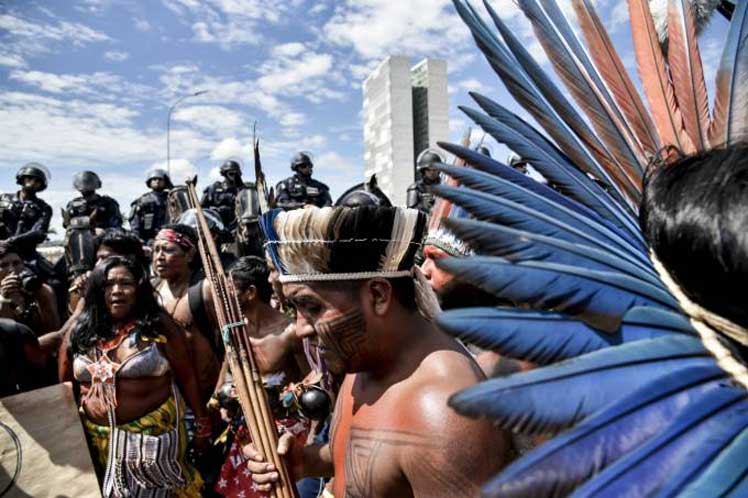 Marcha en Brasilia para reivindicar demandas de pueblos indígenas