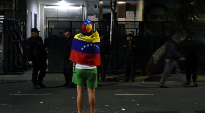 Escuálidos Venezolanos frente a la Embajada en Buenos Aires