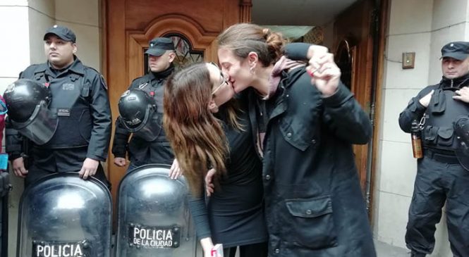 Procesada por besar: condenaron a Mariana Gómez a 1 año de prisión en suspenso