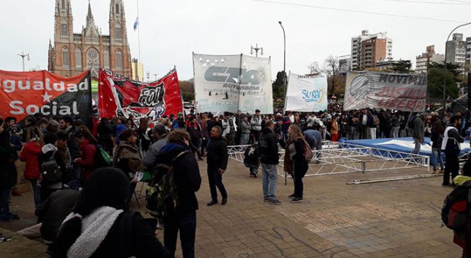 Acampe de cooperativistas frente a la Municipalidad de La Plata