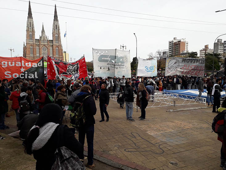 Acampe de cooperativistas frente a la Municipalidad de La Plata
