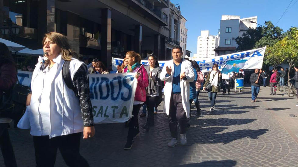 Salta: sin acuerdo, continúa huelga docente y gobierno amenaza con llamar suplentes