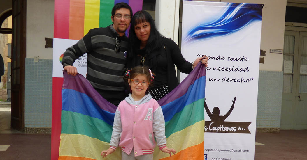 Papá y mamá trans: la historia de la familia argentina que llegó a cómic
