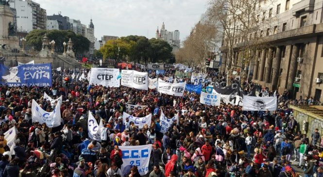 Imponente movilización por Paz, Pan, Tierra, Techo y Trabajo
