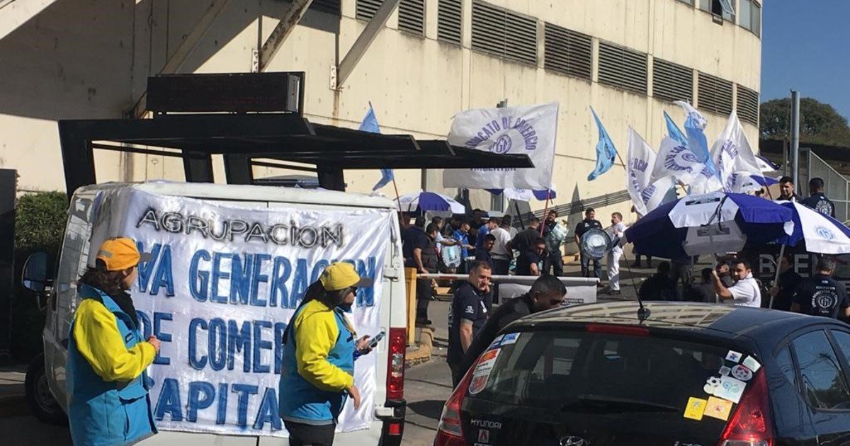 Mercantiles bloquearon Paseo Alcorta para reclamar que cierre el lunes por el Día del Empleado de Comercio