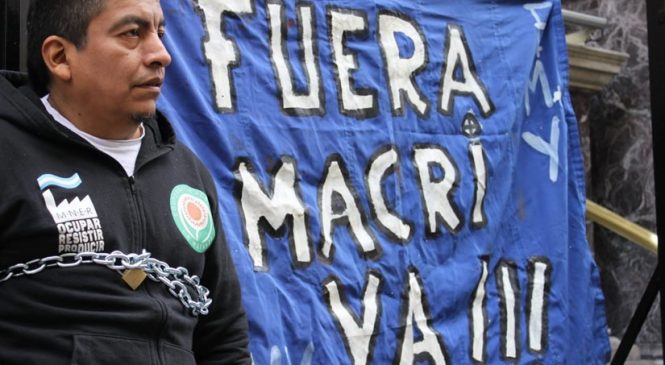 Se encadenaron al Banco Central exigiendo la renuncia de Macri