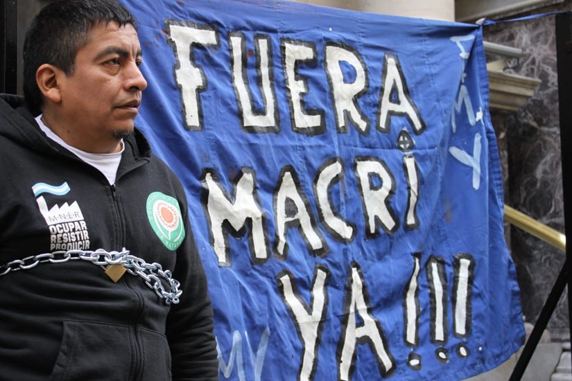 Se encadenaron al Banco Central exigiendo la renuncia de Macri