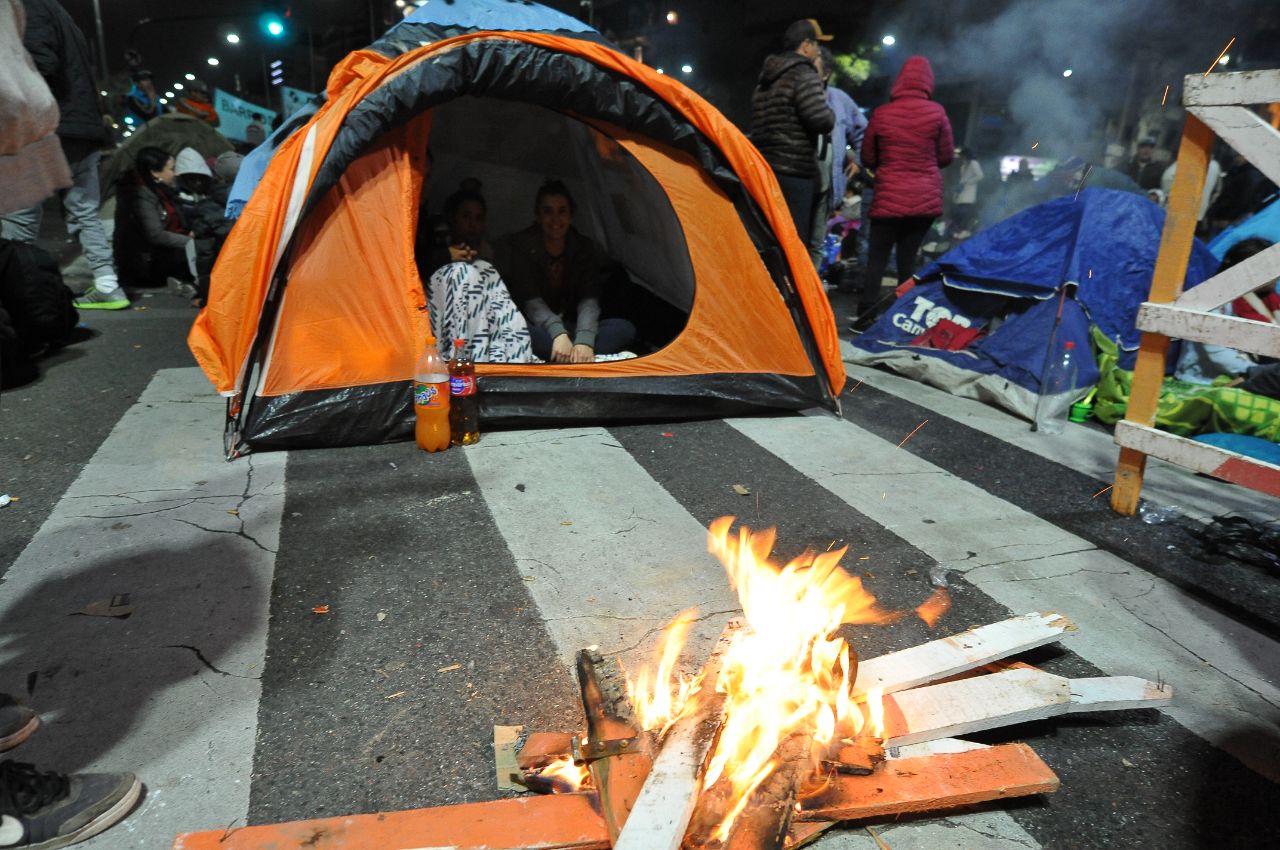 Los movimientos acampan en la Avenida 9 de Julio