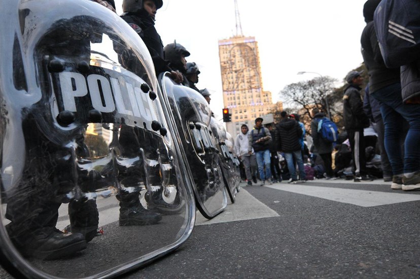 La represión policial no frena el acampe de los movimientos sociales