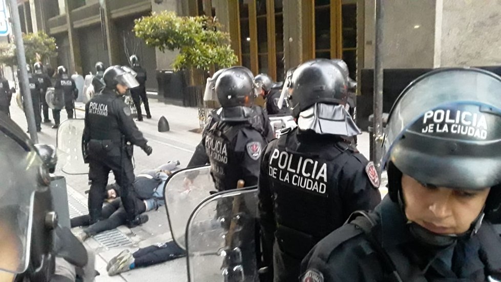 Represión contra el acto en solidaridad con el pueblo chileno