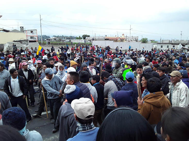 Ecuador: indígenas declaran estado de excepción en sus territorios contra policías y militares