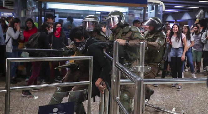 Chile: Ante la lucha por la tarifa social del transporte público, Piñera impone estado de emergencia