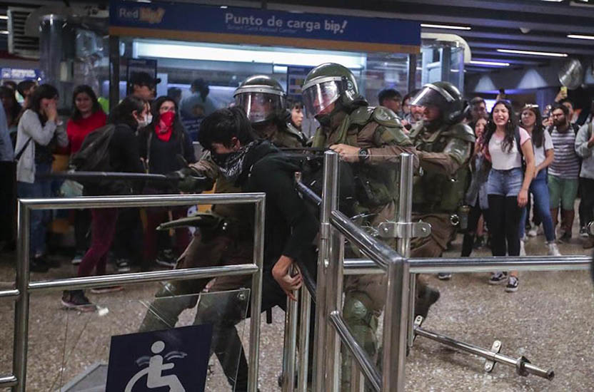 Chile: Ante la lucha por la tarifa social del transporte público, Piñera impone estado de emergencia