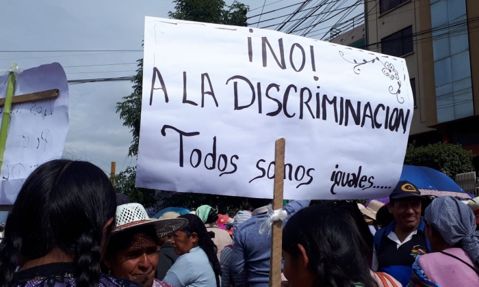 Bolivia: Mujeres marchan en rechazo al racismo desatado por oposición