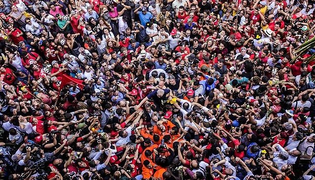 Ex presidente brasileño Lula da Silva deja la cárcel después de 580 días de prisión