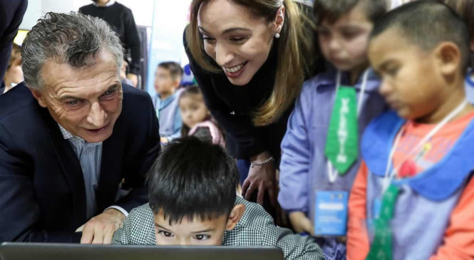 Encuentran más medio millón de libros escolares abandonados en depósitos del Ministerio de Educación