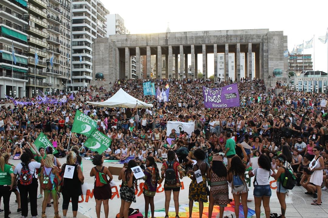 Multitudinaria marcha de mujeres y disidencias