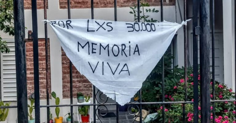 La Plata: los amenazaron con un arma por colgar un pañuelo de las Madres