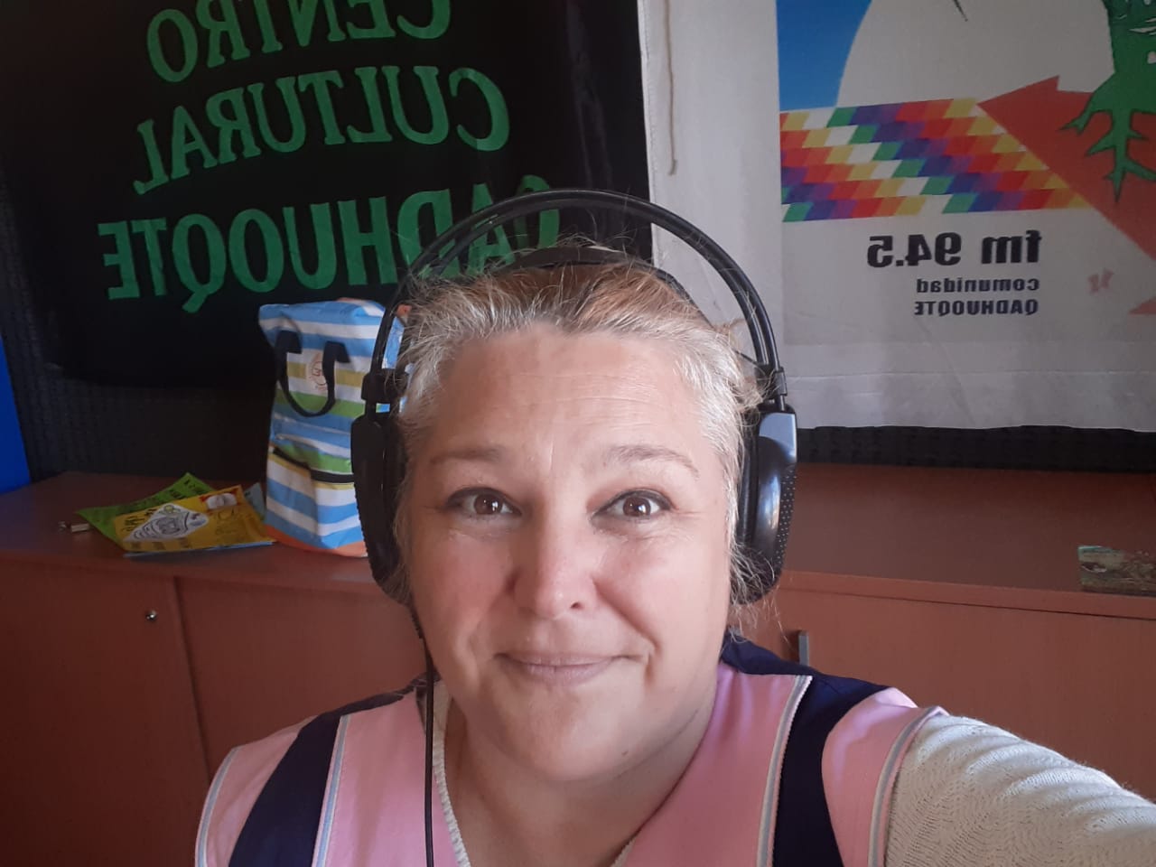 Rosario: una docente da clases a sus alumnos Qom por una radio del barrio