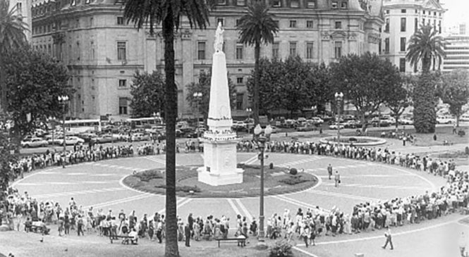 El 43 aniversario de la primera ronda de las Madres de Plaza de Mayo se conmemora por las redes sociales