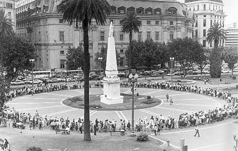 El 43 aniversario de la primera ronda de las Madres de Plaza de Mayo se conmemora por las redes sociales