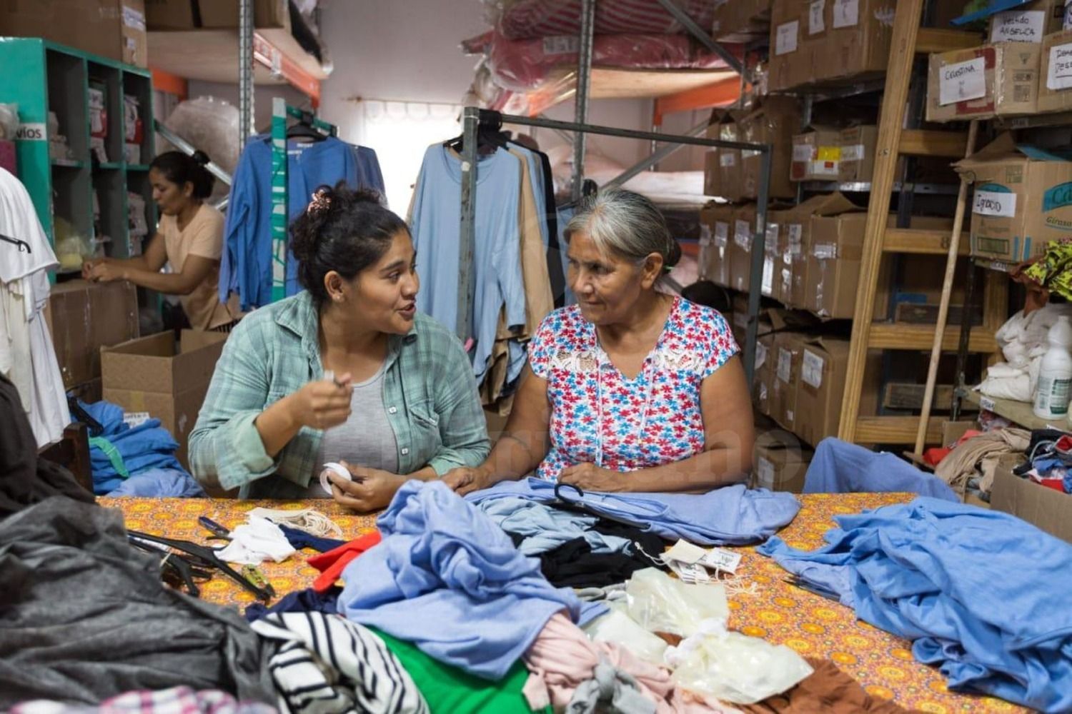 Lhaka, la textil wichi que se adapta a la pandemia cosiendo miles de barbijos