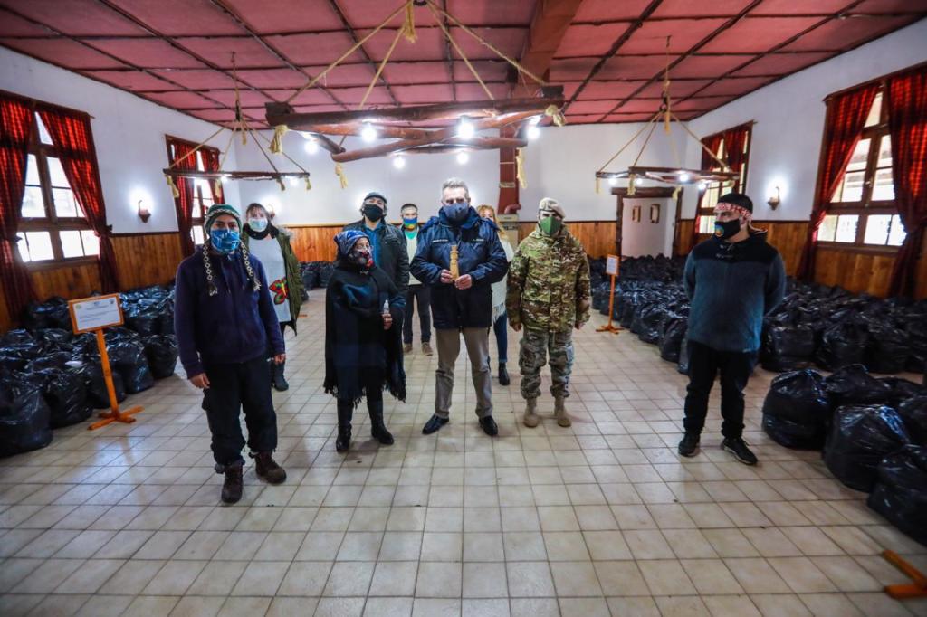 Río Negro: cinco comunidades mapuches con el ministro de Defensa en busca de la propiedad comunitaria