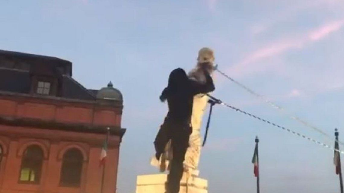 Estados Unidos: derriban otra estatua de Cristóbal Colón en una nueva marcha antirracista