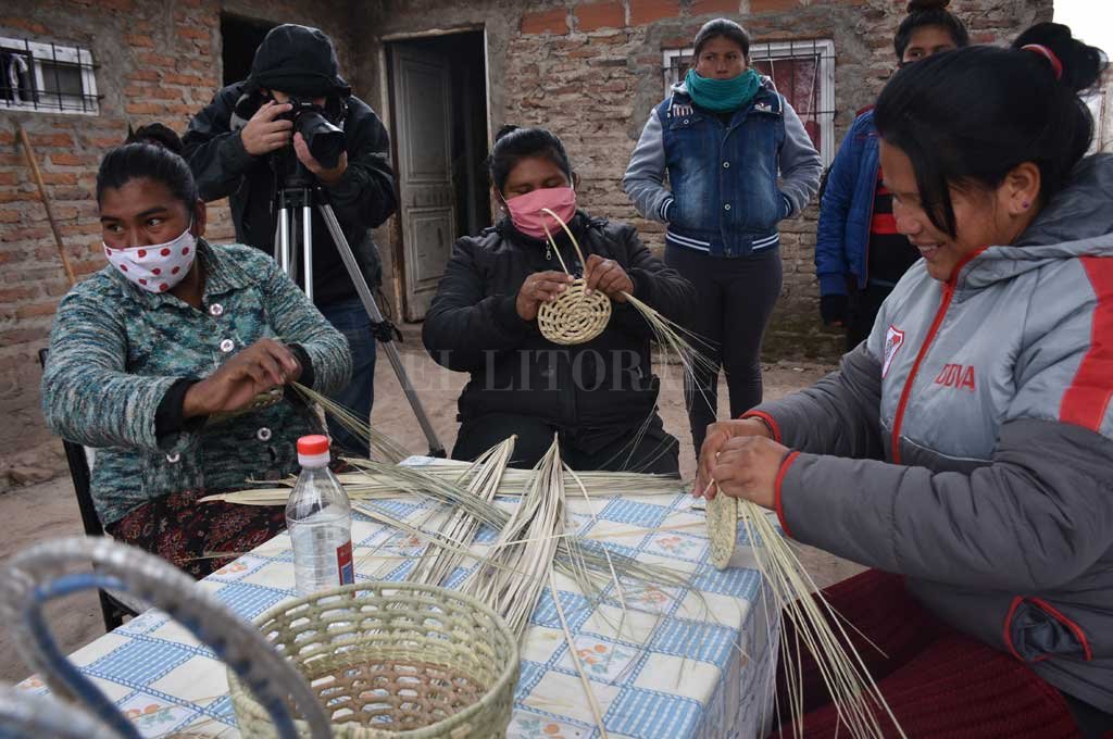 Qom Alphi: la cooperativa de mujeres que teje objetos de la cultura toba