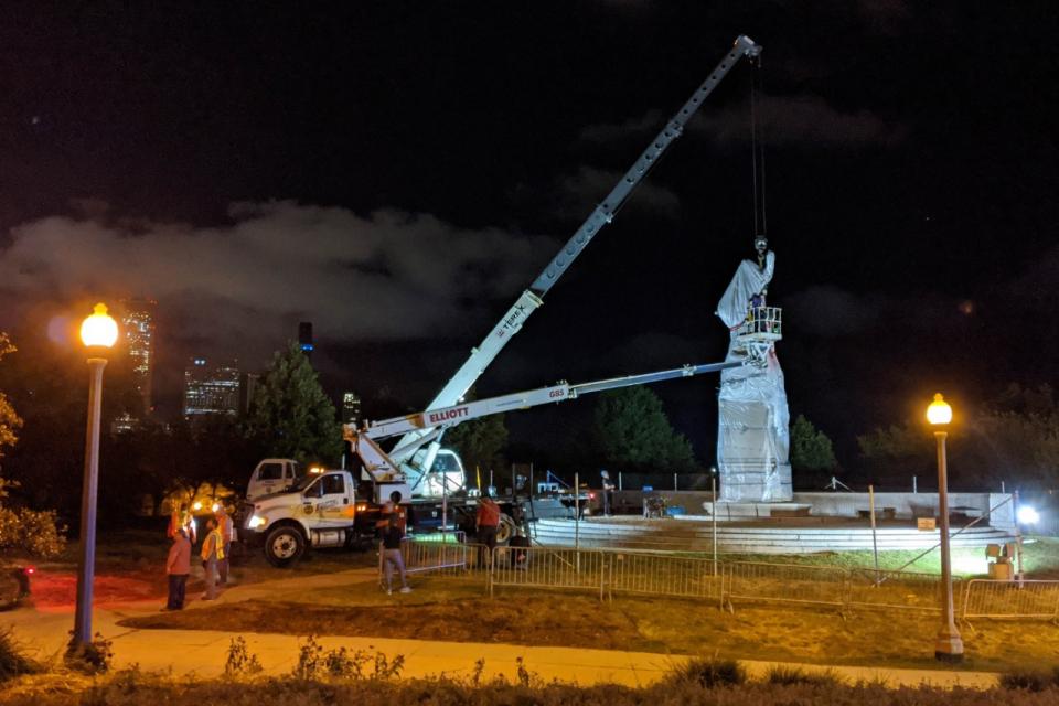 EEUU: Retiraron dos estatuas de Colón en Chicago al calor de las protestas contra el racismo