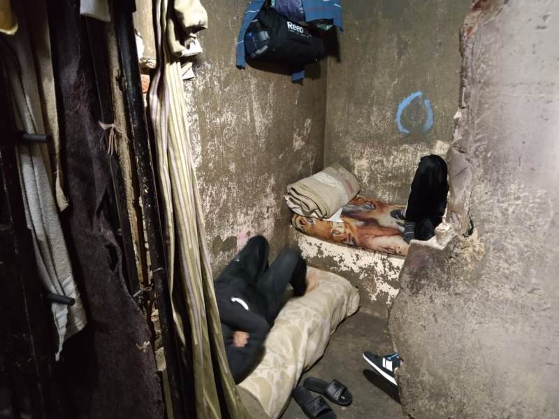Cuevas inhumanas: hacinamiento récord en comisarías bonaerenses