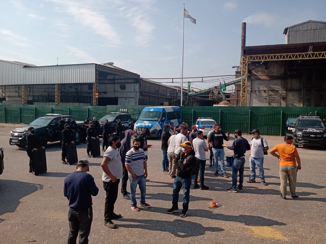 Tercer día de protestas de trabajadores de Algodonera Avellaneda en plantas del Grupo Vicentin