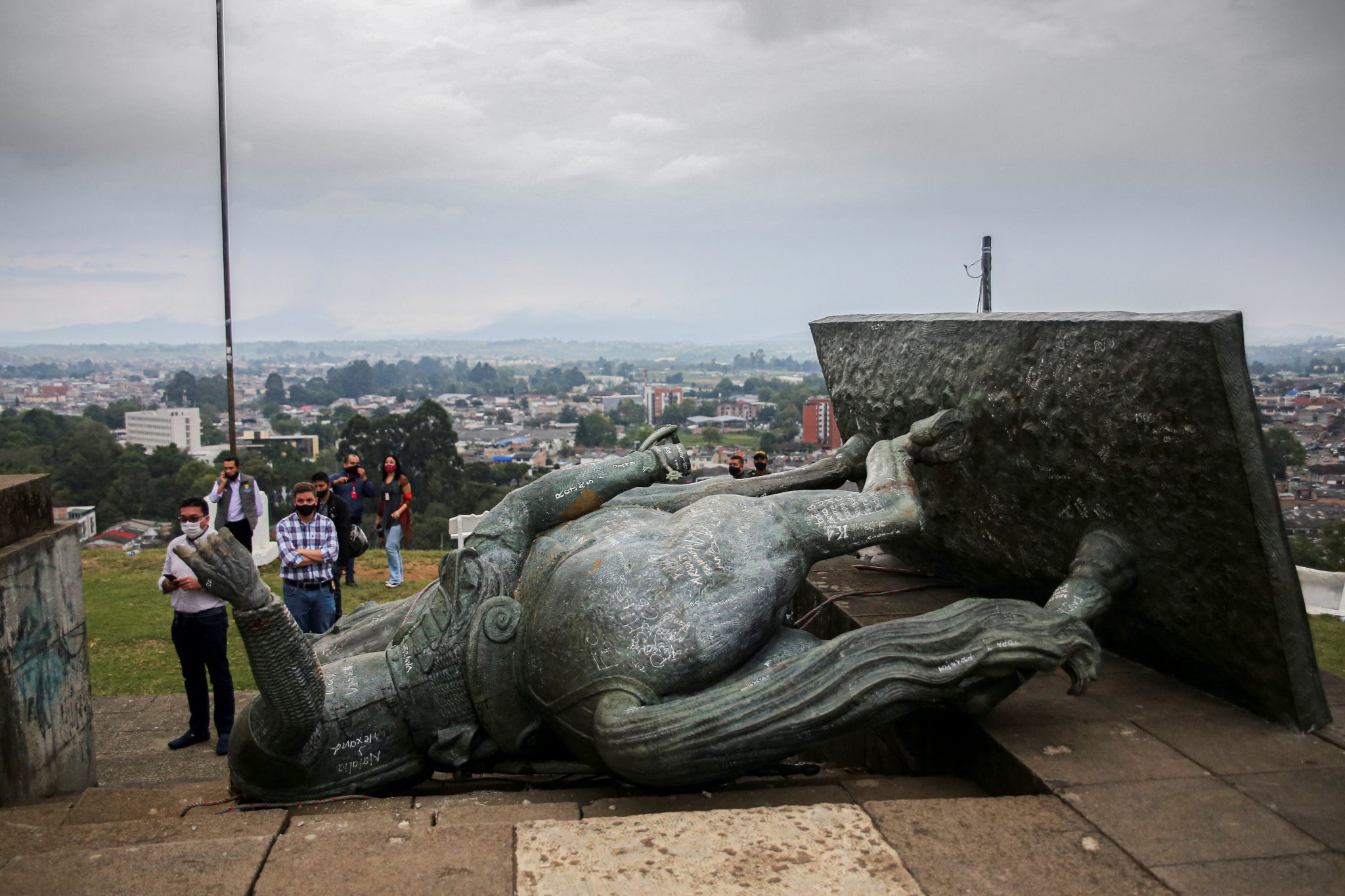 Indígenas colombianos derribaron la estatua de un conquistador español