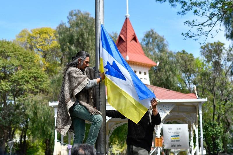 Trelew incorpora la bandera mapuche tehuelche en organismos municipales