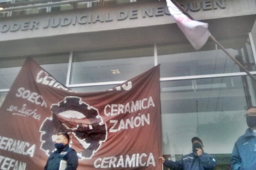 Continúa la lucha contra el remate de la fábrica Cerámica Neuquén