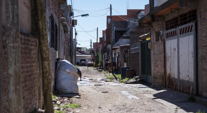 Con miles de rosarinos sin acceso a una vivienda digna ya asoma un conflicto judicial por desalojo
