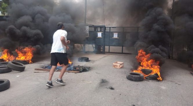 Cresta Roja: trabajadores bloquean la puerta de salida de camiones