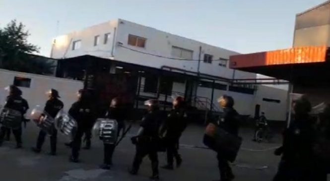 Infantería desalojó a trabajadores de la empresa Gri Calviño