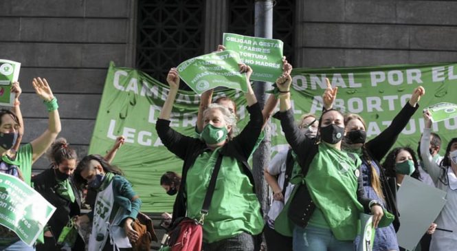 Aborto legal: se debate en Diputados y hay vigilia verde para que sea ley