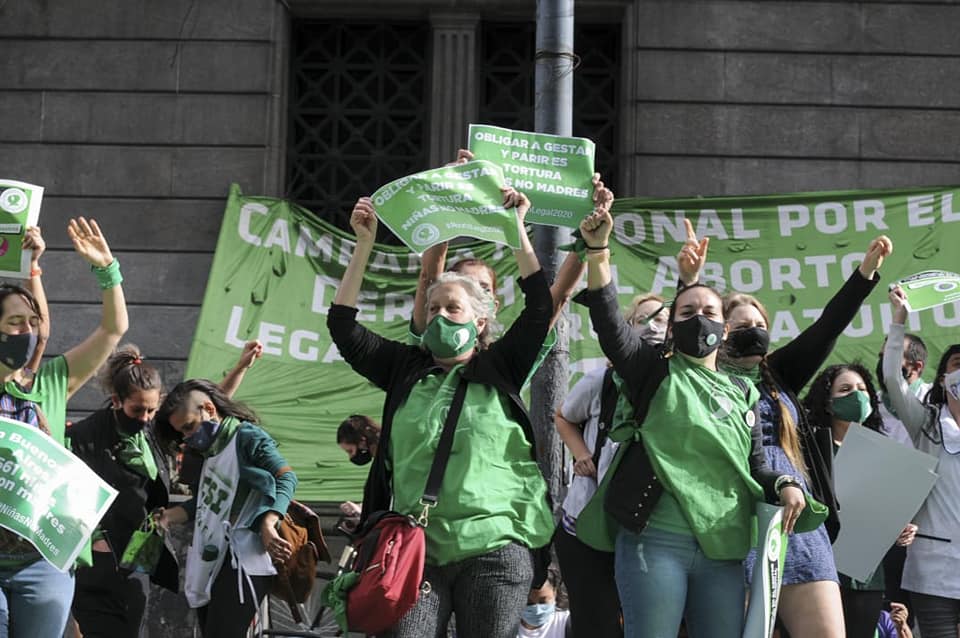 Aborto legal: se debate en Diputados y hay vigilia verde para que sea ley