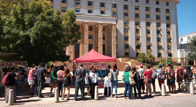 Mendoza: Abrazo por la educación popular frente a Casa de Gobierno