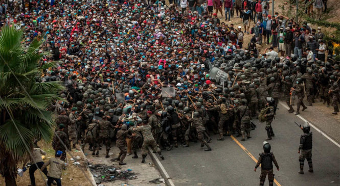 Nueva caravana de migrantes hondureños hacia EEUU, detenida en Guatemala