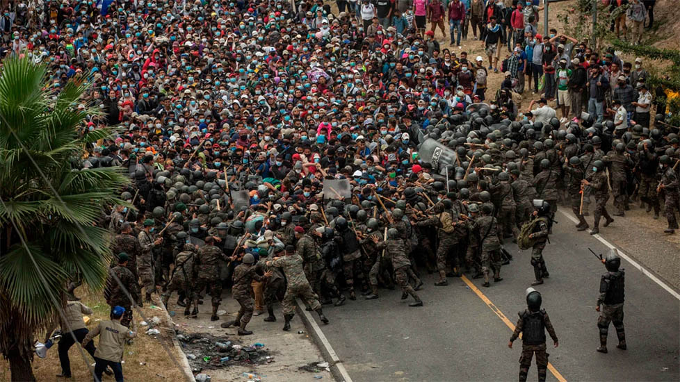 Nueva caravana de migrantes hondureños hacia EEUU, detenida en Guatemala