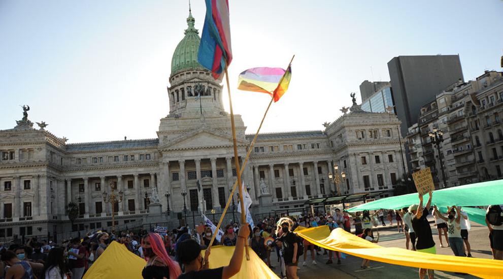 Banderazos en todo el país pidieron al Congreso una ley de inclusión laboral trans