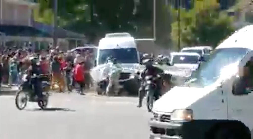 Visita presidencial en Chubut: infiltrados policiales y ataque de la UOCRA contra asambleístas